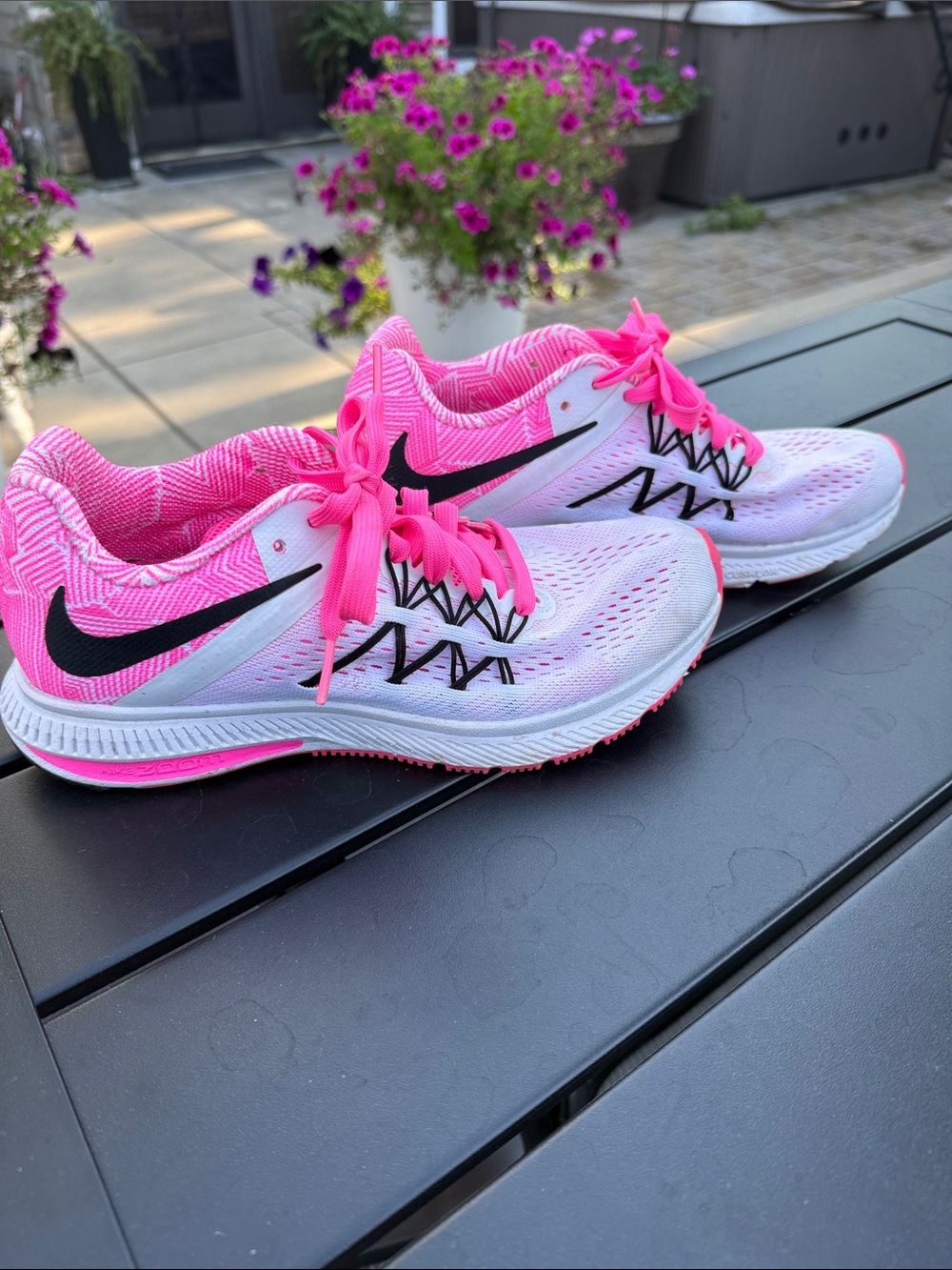 Nike Women’s White and Hot Pink Athletic Running Shoes - Picture 4 of 7
